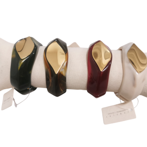 Brazalete de resina con detalle dorado