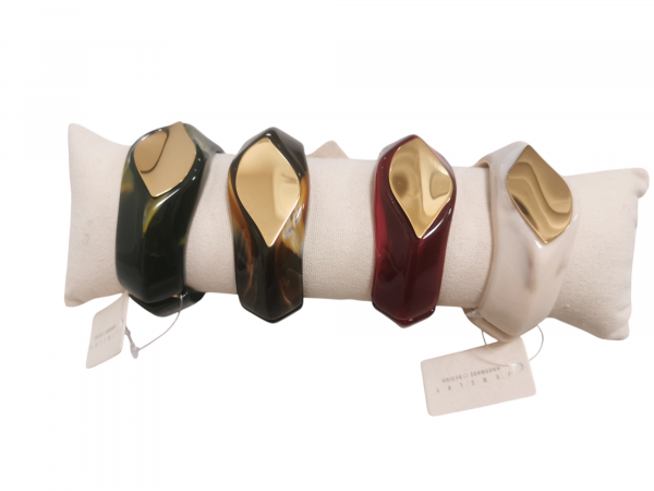 Brazalete de resina con detalle dorado