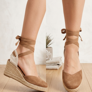 Sandalias Alpargatas de Cuña de Ante Marrón con Cintas – Elegancia Veraniega de MODA