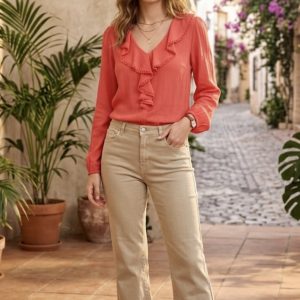 Blusa Coral con Volante y Detalle de Encaje