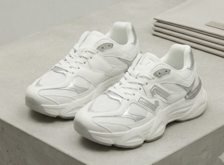 Zapatillas Deportivas Blancas Mujer - Estilo Retro Runner con Detalles Plateados