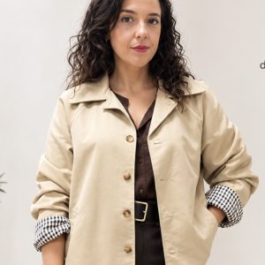 Chaqueta Corta Beige de Mujer con Detalles en Cuadros Vichy