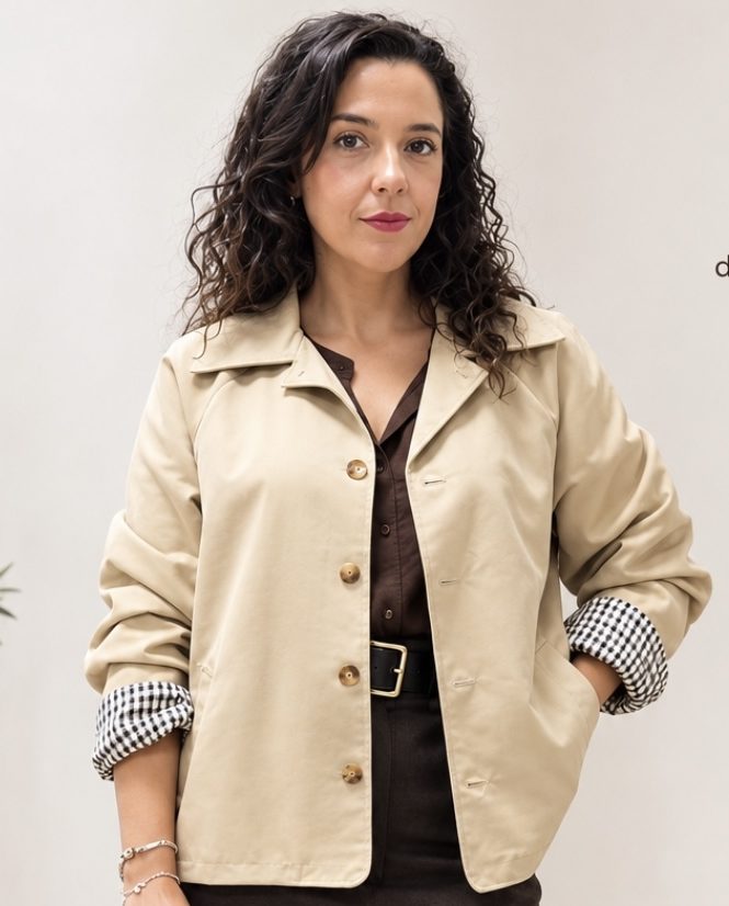 Chaqueta Corta Beige de Mujer con Detalles en Cuadros Vichy
