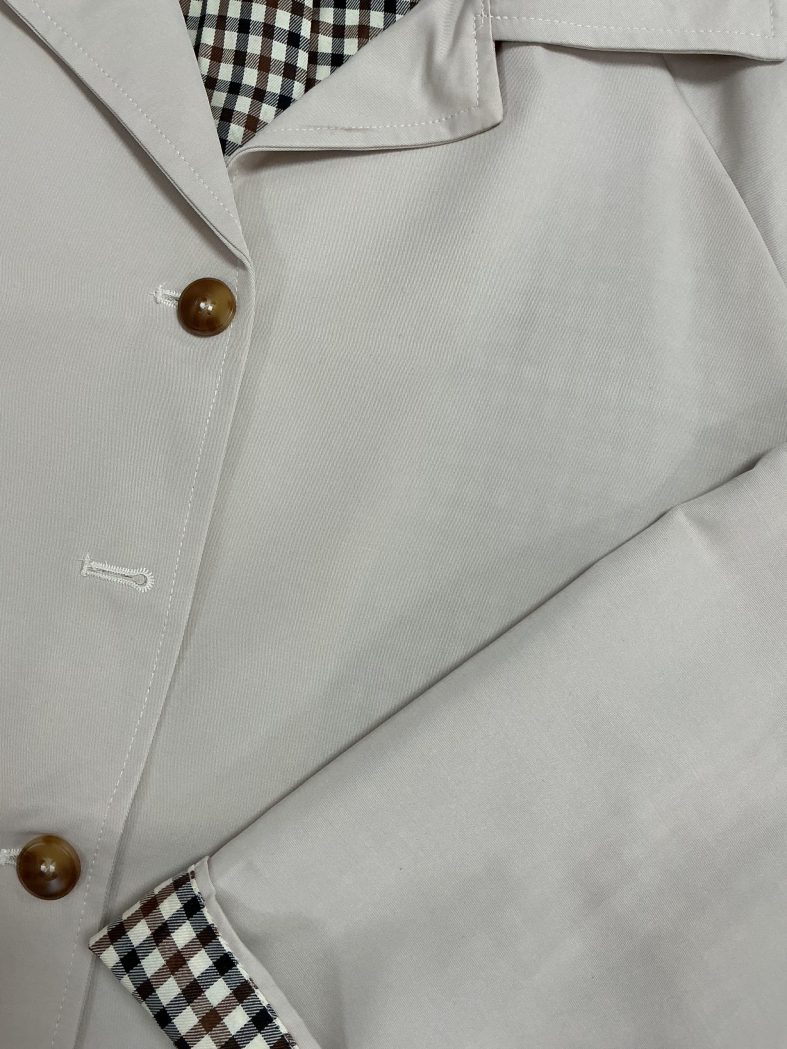 Chaqueta Corta Beige de Mujer con Detalles en Cuadros Vichy - Imagen 2